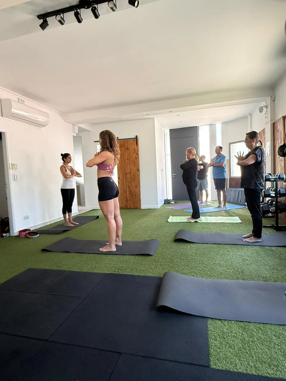 Clase de Yoga Hatha en AXIS